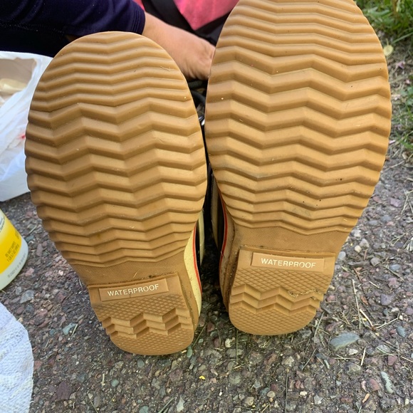 Women’s unique Aztec wool pattern Sorel boots - Picture 2 of 6